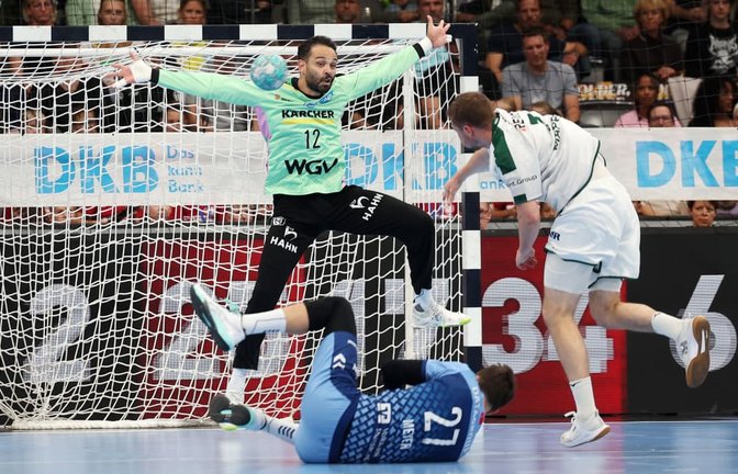 Der starke TVB-Keeper Mohamed El-Tayar (TVB) pariert den Wurf von Wetzlar Spielmacher Dominik Mappes.<span class='image-autor'>Baumann/Julia Rahn</span>