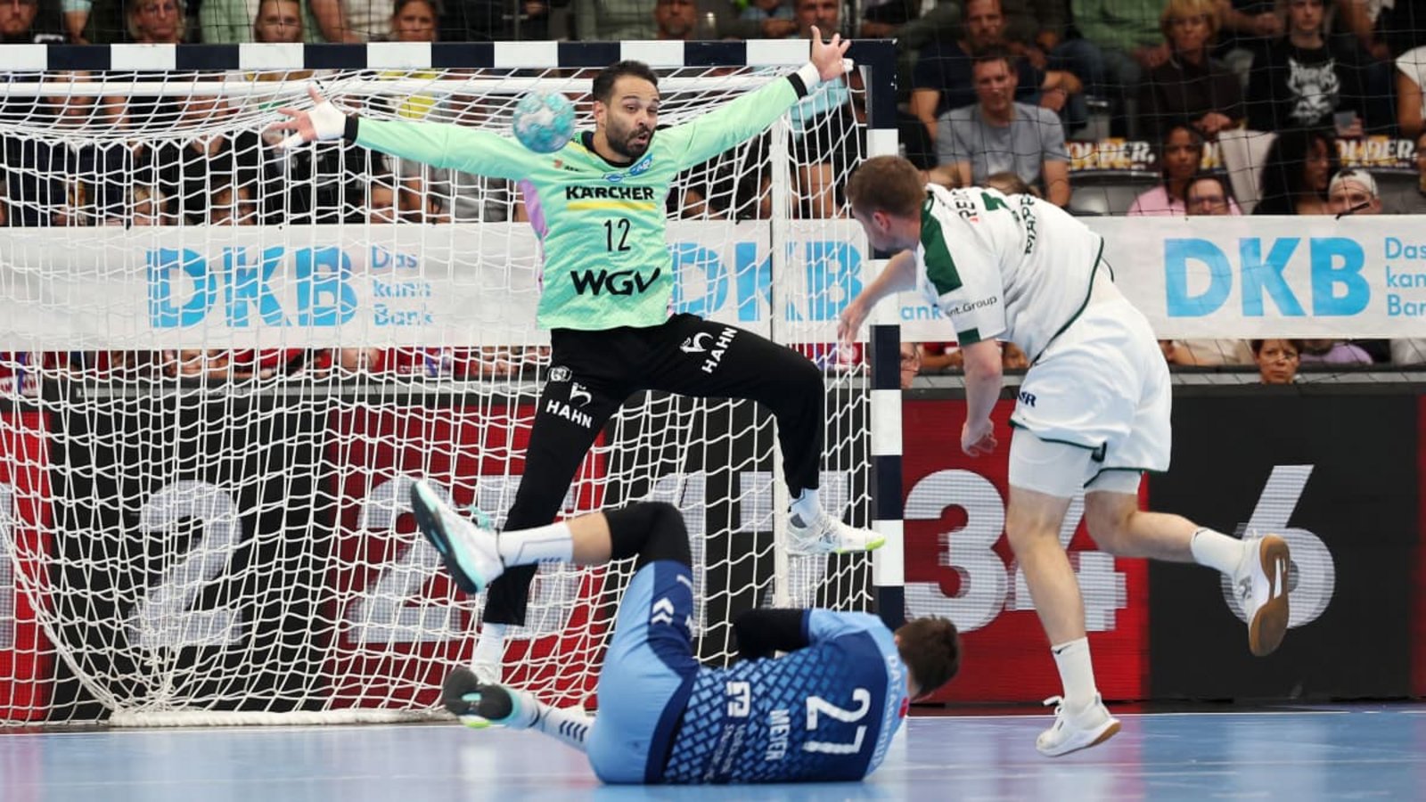 Der starke TVB-Keeper Mohamed El-Tayar (TVB) pariert den Wurf von Wetzlar Spielmacher Dominik Mappes.Baumann/Julia Rahn