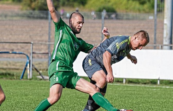 Kleinglattbachs Daniel Linder (links) kommt gegen Rainer Lederer an den Ball und setzt sich mit seinem Team gegen die SGM Hohenhaslach/Freudental mit 4:1 durch. Foto: Leitner