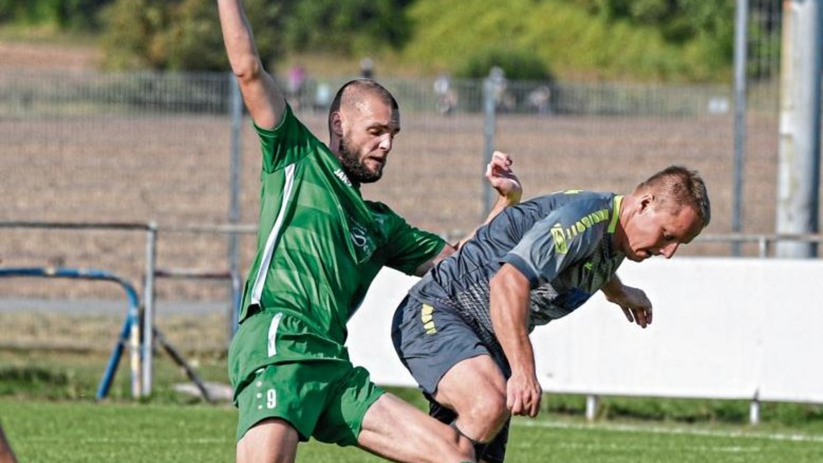 Kleinglattbachs Daniel Linder (links) kommt gegen Rainer Lederer an den Ball und setzt sich mit seinem Team gegen die SGM Hohenhaslach/Freudental mit 4:1 durch. Foto: Leitner Kleinglattbachs Daniel Linder (links) kommt gegen Rainer Lederer an den Ball und setzt sich mit seinem Team gegen die SGM Hohenhaslach/Freudental mit 4:1 durch. Foto: Leitner