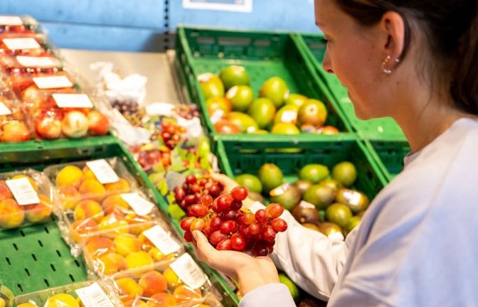 Vor dem Kauf mal probieren? Das dürfen Kundinnen und Kunden im Supermarkt nicht.<span class='image-autor'>Benjamin Nolte/dpa</span>