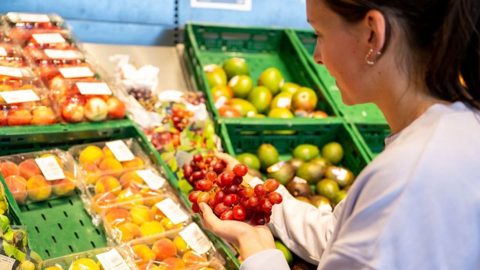 Vor dem Kauf mal probieren? Das dürfen Kundinnen und Kunden im Supermarkt nicht.Benjamin Nolte/dpa