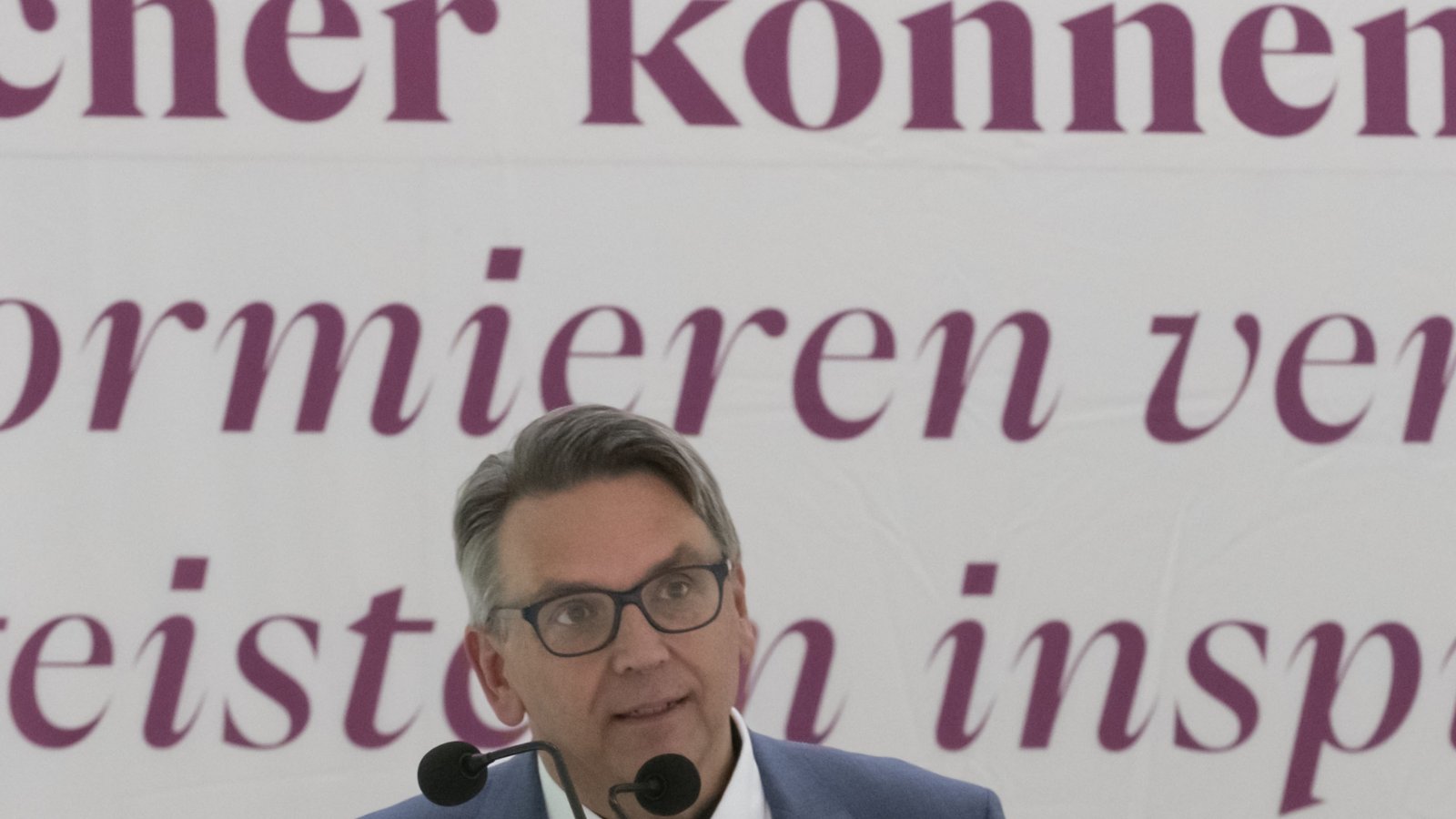 Zurück im Ländle: Tom Erben bei der Eröffnung der Stuttgarter Buchwochen. Foto: Kleinbach Zurück im Ländle: Tom Erben bei der Eröffnung der Stuttgarter Buchwochen. Foto: Kleinbach