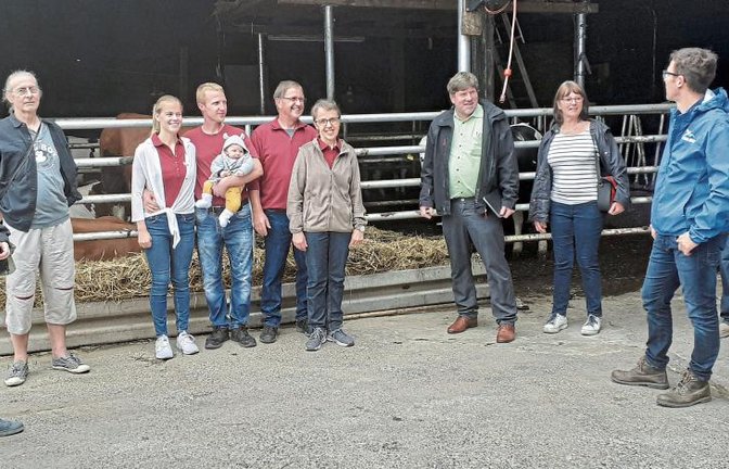 Familie Weiberle (Bildmitte) diskutiert vor ihren Milchkuhstallungen gemeinsam mit Landtagsabgeordnetem Markus Rösler (Vierter von rechts) und Nabu-Landesvorsitzendem Johannes Enssle (Zweiter von rechts).  Foto: Glemser