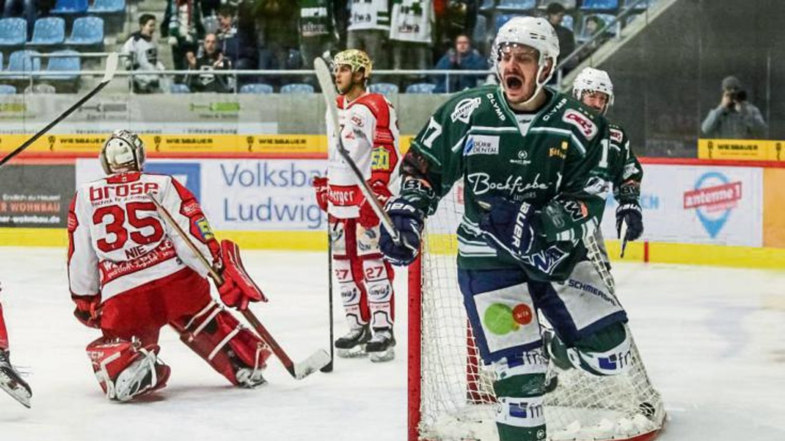 Robin Just bejubelt seinen Treffer zum 2:1-Sieg der Bietigheim Steelers. Foto: Simecek
