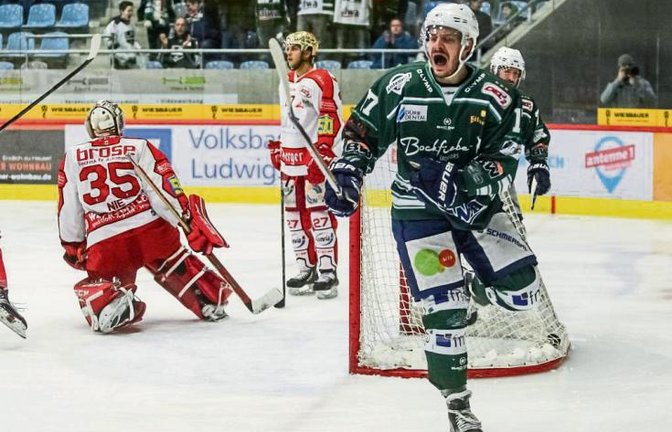 Robin Just bejubelt seinen Treffer zum 2:1-Sieg der Bietigheim Steelers. Foto: Simecek