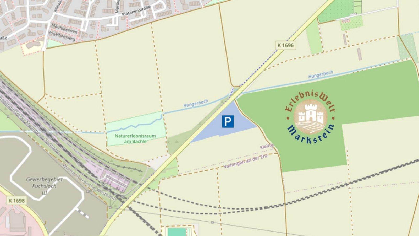 An der Kreisstraße 1696: Auf dieser Fläche (grün) ist die Erlebniswelt geplant, es schließt sich direkt ein Parkplatz (blau) an.  Quelle: OpenStreetMap, angepasst durch Epic Realms Ventures