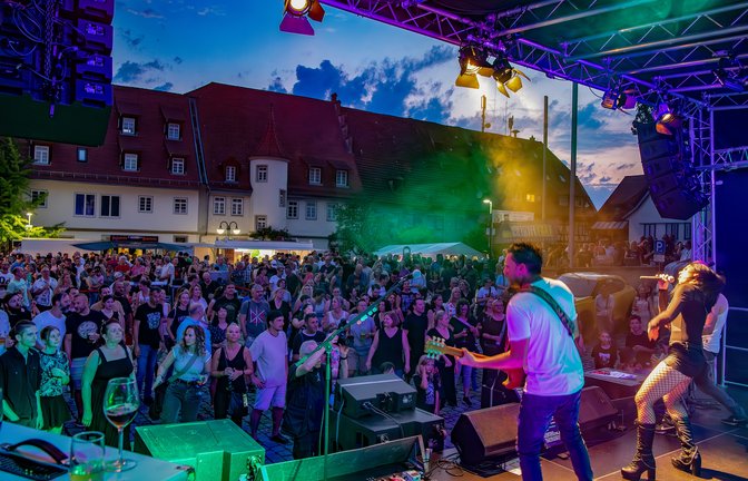 Gut besucht: die Konzerte im Äußeren Schlosshof wie hier mit Extasy. Doch beim verkaufsoffenen Sonntag herrschte eher Flaute.  <span class='image-autor'>Foto: Kalb</span>
