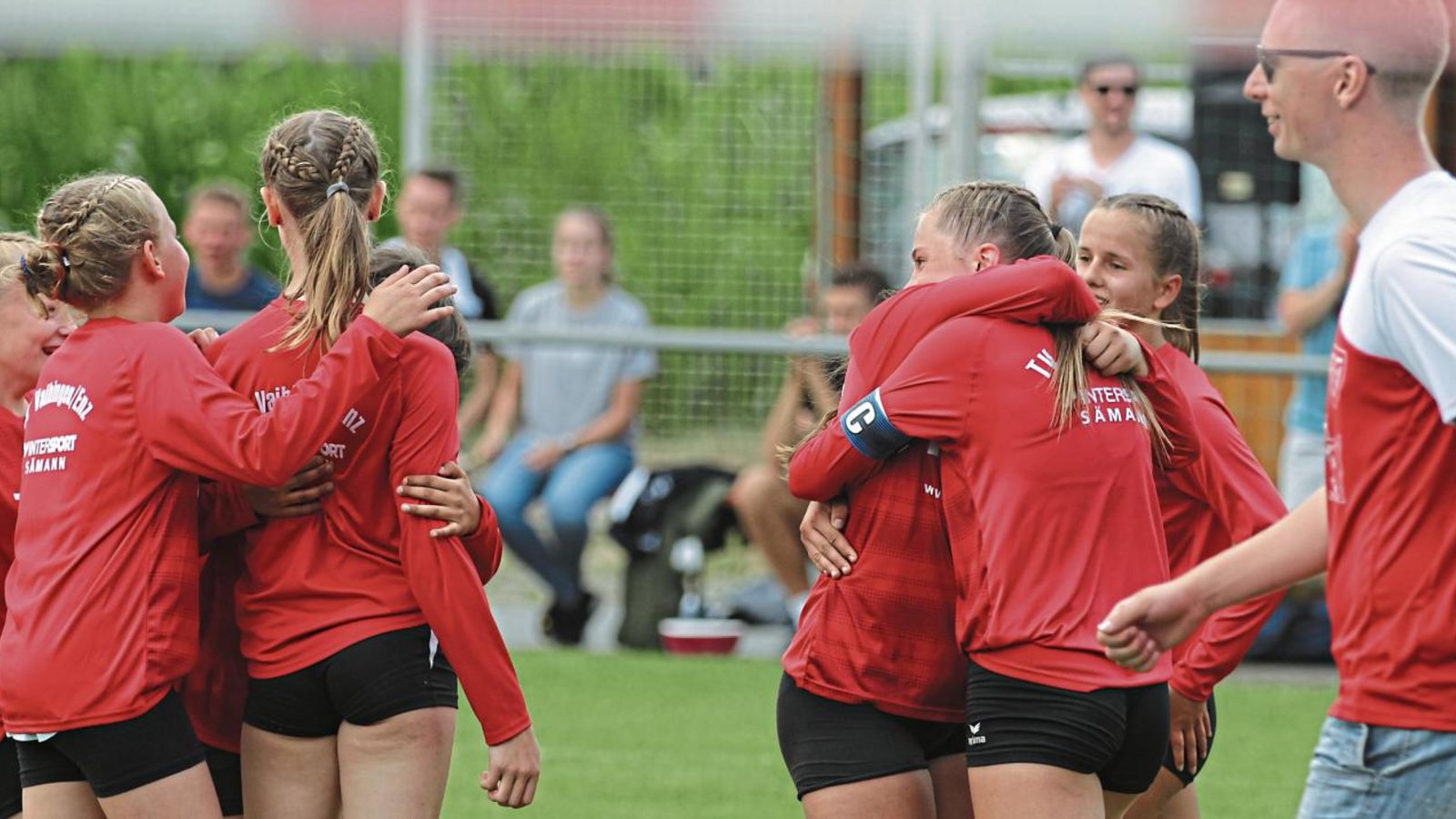 Schon den Titelgewinn bei den süddeutschen Meisterschaften bejubelten die U-14-Faustballerinnen des TV Vaihingen – (von links) Laura Schmid, Hannah Böcken, Julie Schlemme, Lisa Knodel, Ricarda Stübbe, Eva Winkler sowie TVV-Betreuer Carsten Reitschuster – hochemotional. Foto: Archiv/Nachreiner