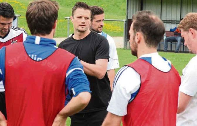 Michael Lamnek (Mitte) im Kreis seiner Spieler beim SV Illingen Foto: Nachreiner