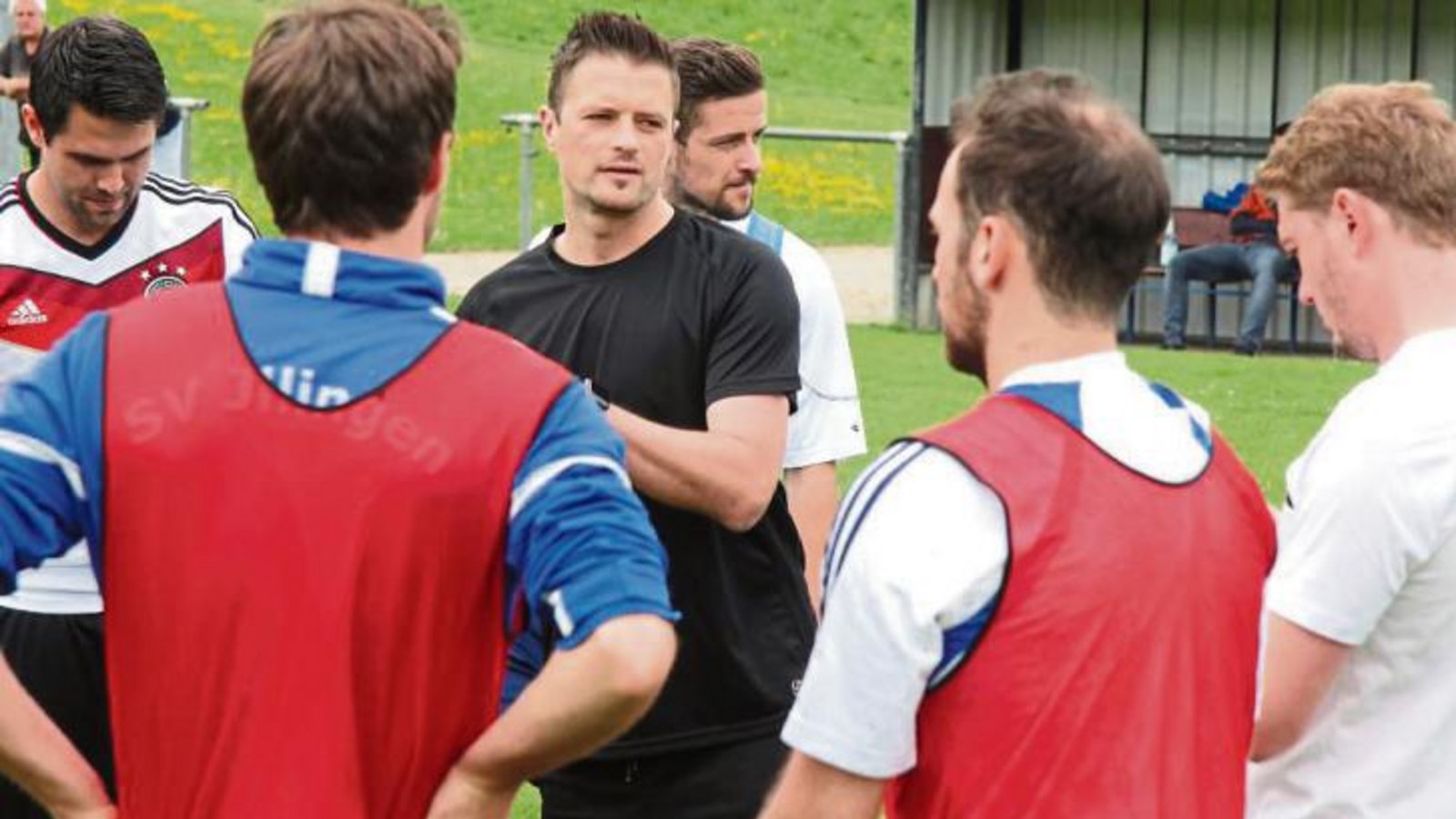 Michael Lamnek (Mitte) im Kreis seiner Spieler beim SV Illingen Foto: Nachreiner Michael Lamnek (Mitte) im Kreis seiner Spieler beim SV Illingen Foto: Nachreiner
