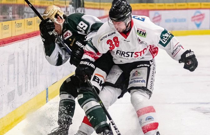 Bad Nauheims Dusan Frosch stoppt den Bietigheimer Matt McKnight (links). Zum ersten Mal gab es für die Steelers in dieser Saison an einem Wochenende überhaupt keinen Punkt. Foto: Simecek
