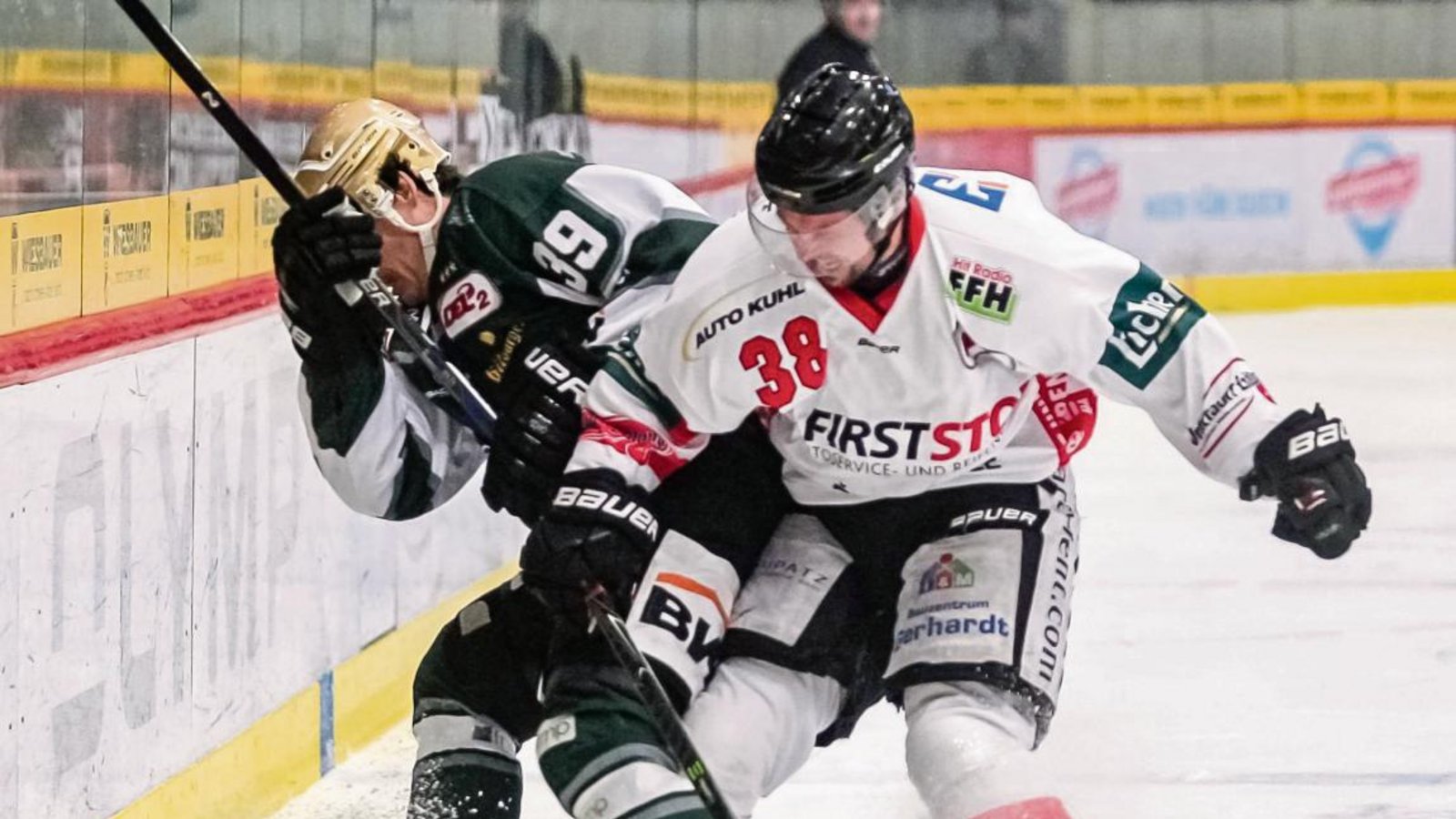 Bad Nauheims Dusan Frosch stoppt den Bietigheimer Matt McKnight (links). Zum ersten Mal gab es für die Steelers in dieser Saison an einem Wochenende überhaupt keinen Punkt. Foto: Simecek Bad Nauheims Dusan Frosch stoppt den Bietigheimer Matt McKnight (links). Zum ersten Mal gab es für die Steelers in dieser Saison an einem Wochenende überhaupt keinen Punkt. Foto: Simecek