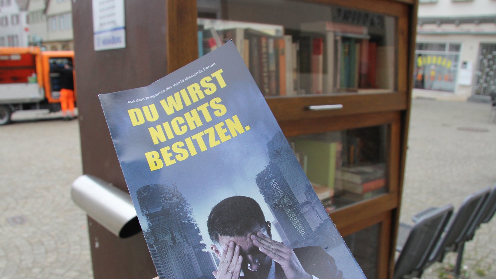 Werbung für Verschwörungserzählungen im Vaihinger Bücherschrank. Beim Verein Vaihinger Aktion Innenstadt ist man nicht erfreut. Foto: Banholzer