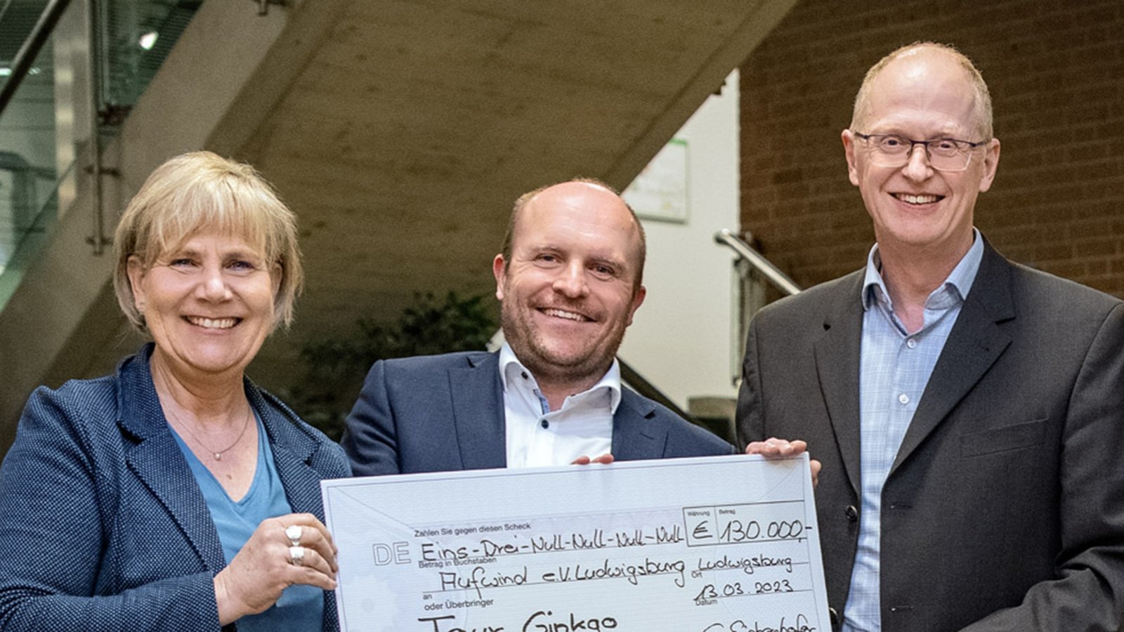 Christiana Eichenhofer übergibt den Spendenscheck an Markus Stammberger und Jochen Meyburg von Aufwind (von links).  Foto: LL