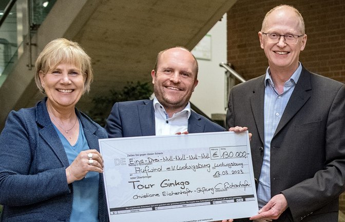 Christiana Eichenhofer übergibt den Spendenscheck an Markus Stammberger und Jochen Meyburg von Aufwind (von links).  <span class='image-autor'>Foto: LL</span>