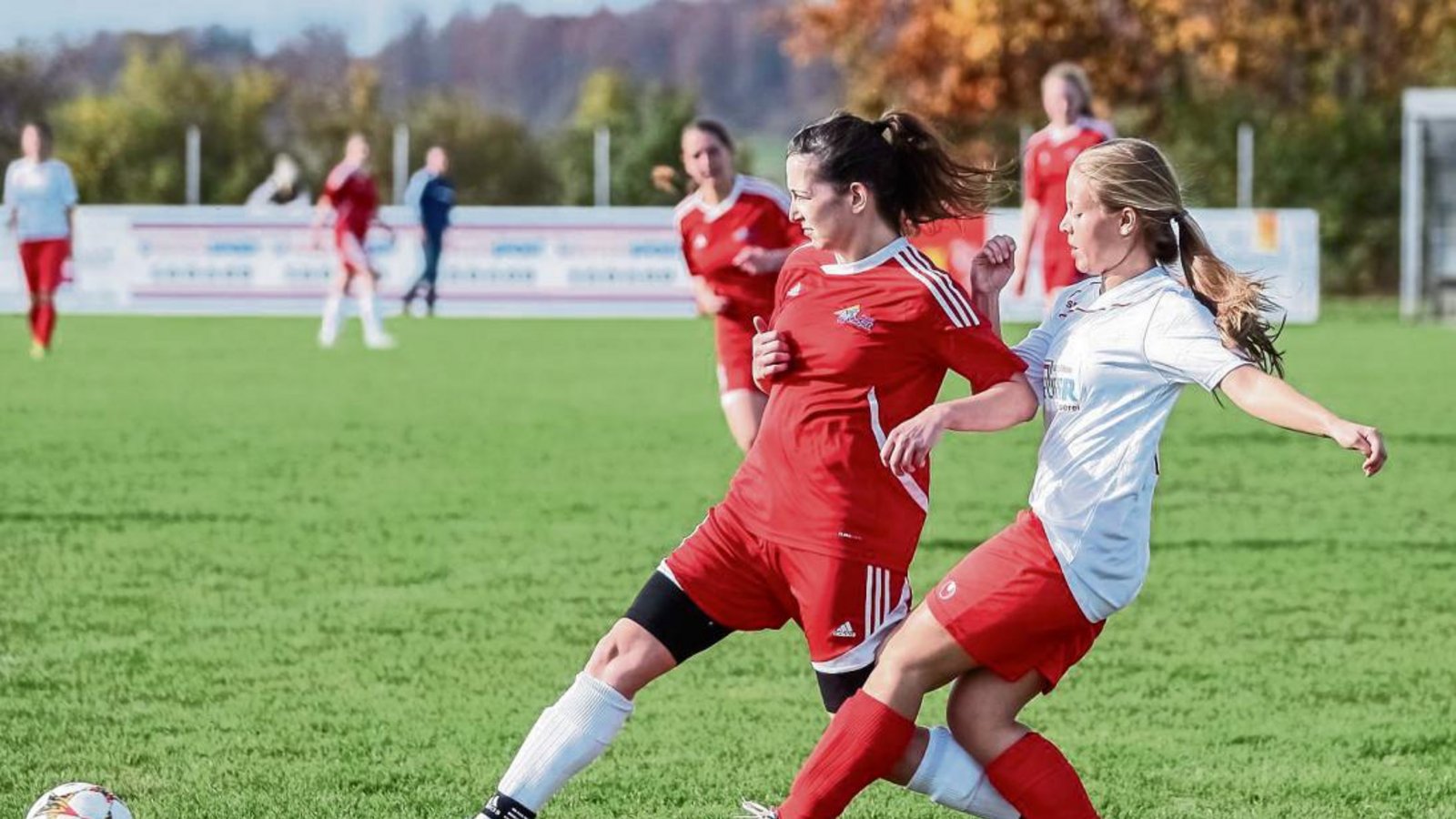 Melanie Stricker von der SGM Großglattbach/Nussdorf ist schneller am Ball als ihre Sachsenheimer Gegenspielerin Jessica Gaube. Foto: Simecek Melanie Stricker von der SGM Großglattbach/Nussdorf ist schneller am Ball als ihre Sachsenheimer Gegenspielerin Jessica Gaube. Foto: Simecek