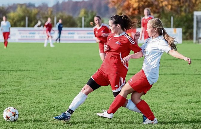 Melanie Stricker von der SGM Großglattbach/Nussdorf ist schneller am Ball als ihre Sachsenheimer Gegenspielerin Jessica Gaube. Foto: Simecek