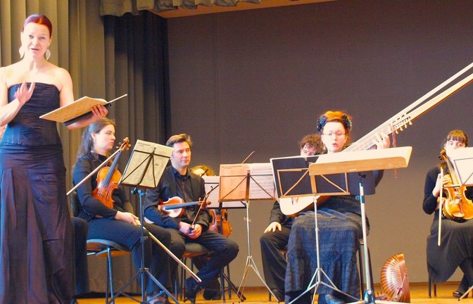 Juliane Brittain trägt begleitet von der Theorbe das Lied „If music be the food of love“ von Henry Purcell vor.  <span class='image-autor'>Foto: Filitz</span>