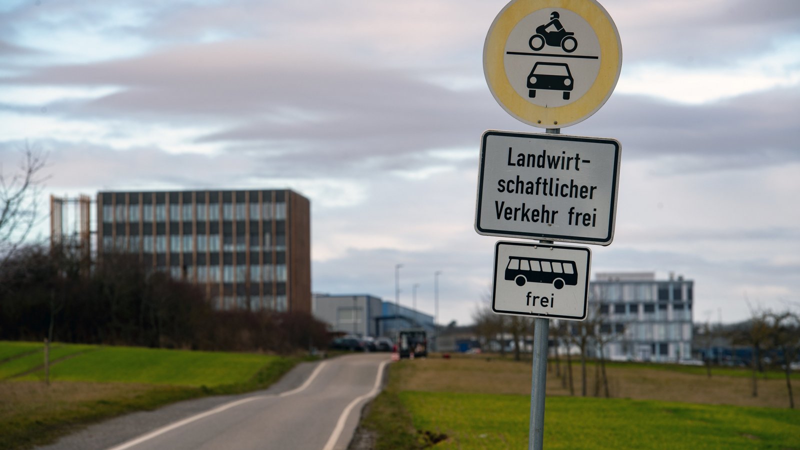 Die Panzerstraße zum Eichwald-Gewerbegebiet: Wie geht es hier weiter? Foto: Kalb Die Panzerstraße zum Eichwald-Gewerbegebiet: Wie geht es hier weiter? Foto: Kalb