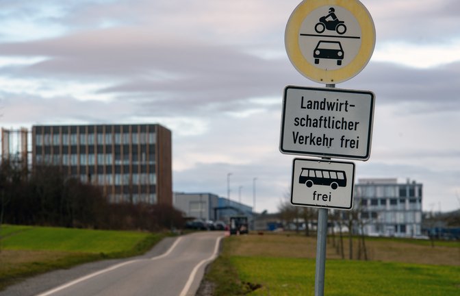 Die Panzerstraße zum Eichwald-Gewerbegebiet: Wie geht es hier weiter? <span class='image-autor'>Foto: Kalb</span>