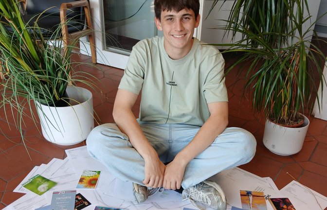 Mehr als 300 richtige Einsendungen haben die Redaktion zum VKZ-Sommerrätsel erreicht. Jan Raiser zieht die Gewinner. <span class='image-autor'>Foto: Müller</span>