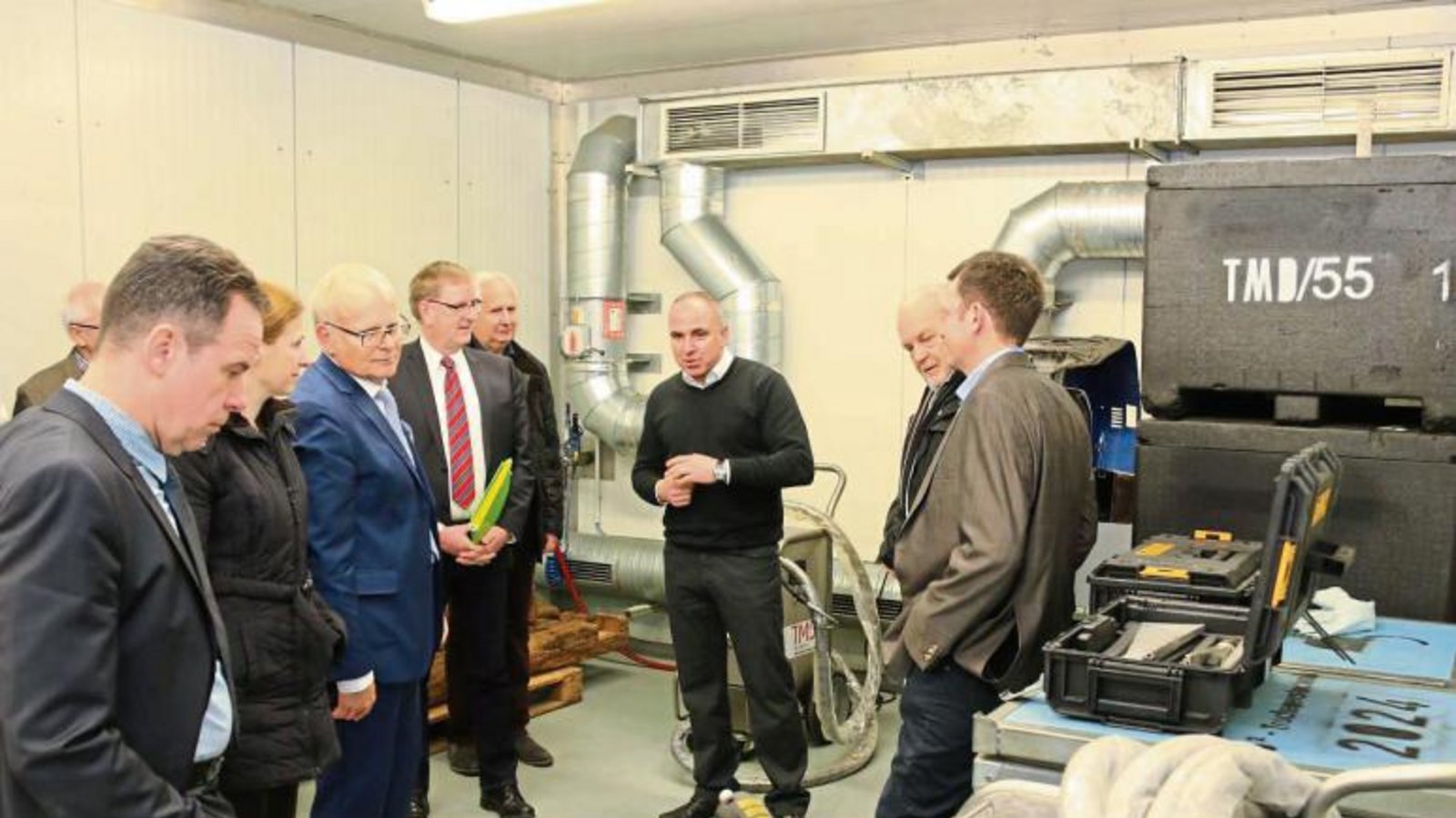 TMD-Geschäftsführer Tuncay Cakmak (Dritter von rechts) führt die Delegation um Enzkreis-Landrat Karl Röckinger (links im blauen Anzug) durch den Betrieb in Schützingen. Foto: Bögel TMD-Geschäftsführer Tuncay Cakmak (Dritter von rechts) führt die Delegation um Enzkreis-Landrat Karl Röckinger (links im blauen Anzug) durch den Betrieb in Schützingen. Foto: Bögel