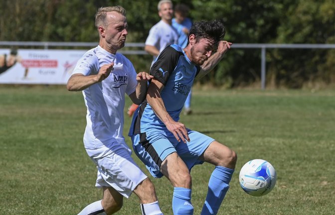 Yannick Wohlfahrt (links) erkämpft sich mit der SGM Riexingen einen 2:1-Sieg. <span class='image-autor'>Foto: Leitner</span>