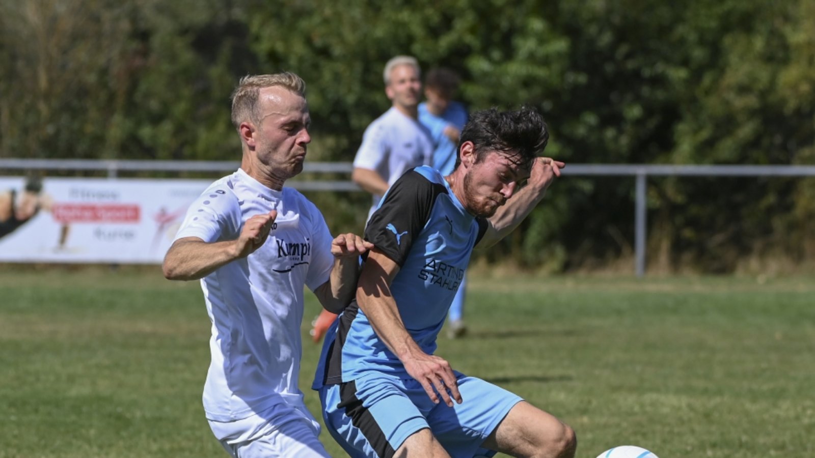 Yannick Wohlfahrt (links) erkämpft sich mit der SGM Riexingen einen 2:1-Sieg. Foto: Leitner Yannick Wohlfahrt (links) erkämpft sich mit der SGM Riexingen einen 2:1-Sieg. Foto: Leitner