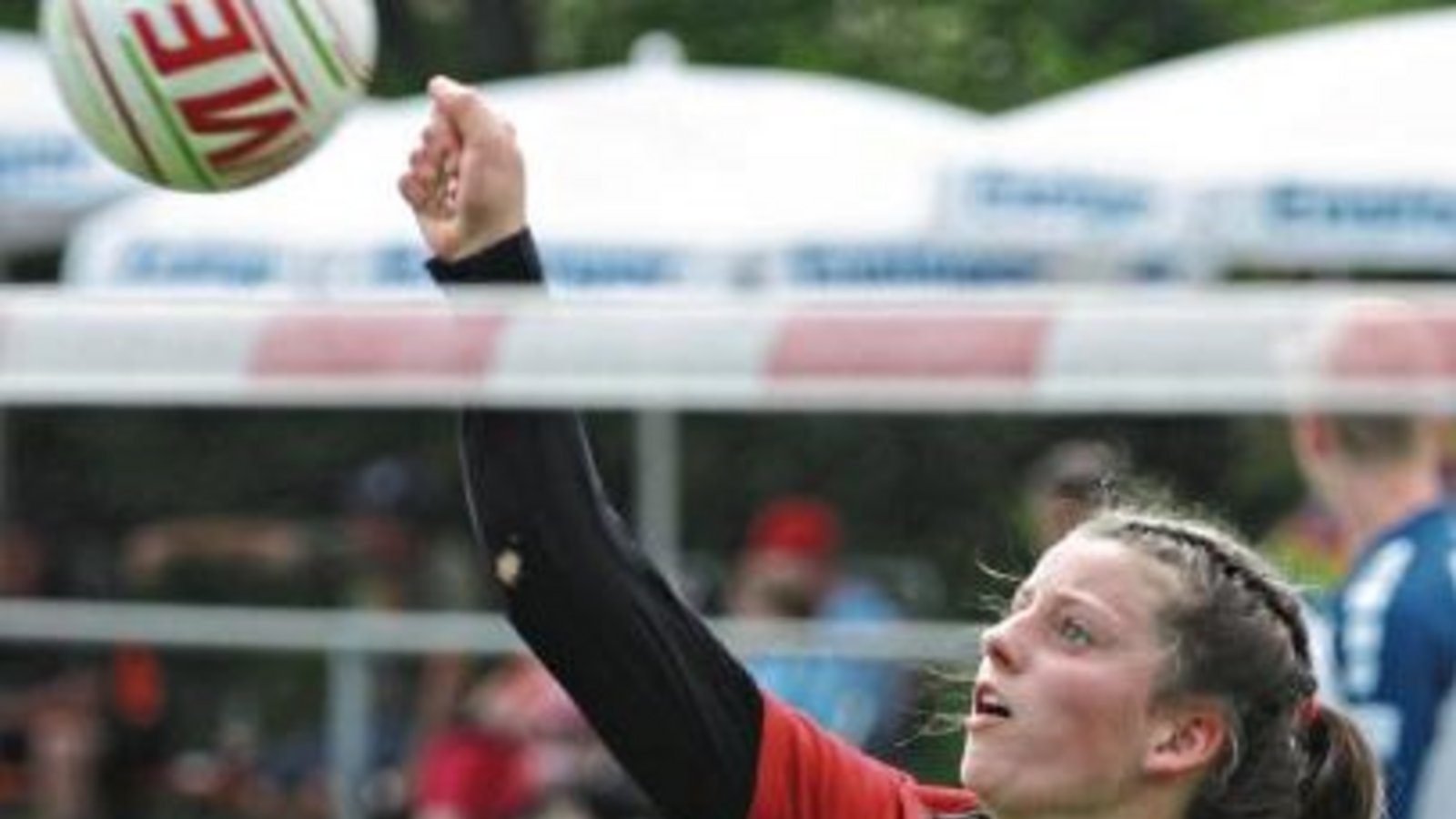 Klara Kilpper hält die U-18-Faustballerinnen des TV Vaihingen mit ihren druckvollen Angaben – sie schlägt auch einige Asse – immer wieder im Spiel. Foto: Nachreiner Klara Kilpper hält die U-18-Faustballerinnen des TV Vaihingen mit ihren druckvollen Angaben – sie schlägt auch einige Asse – immer wieder im Spiel. Foto: Nachreiner