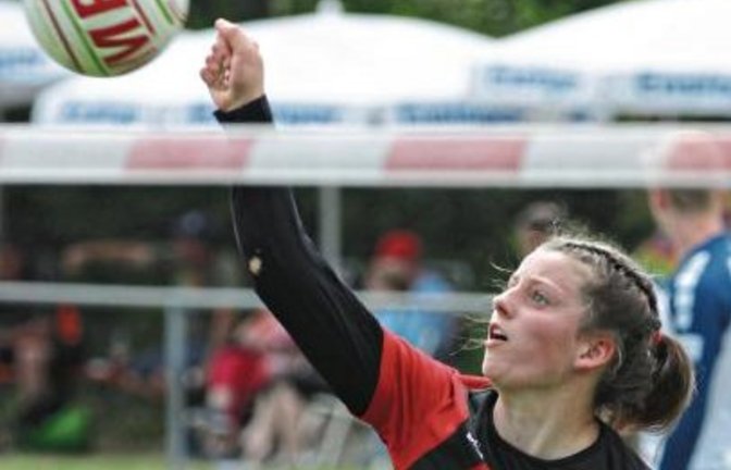 Klara Kilpper hält die U-18-Faustballerinnen des TV Vaihingen mit ihren druckvollen Angaben – sie schlägt auch einige Asse – immer wieder im Spiel. Foto: Nachreiner