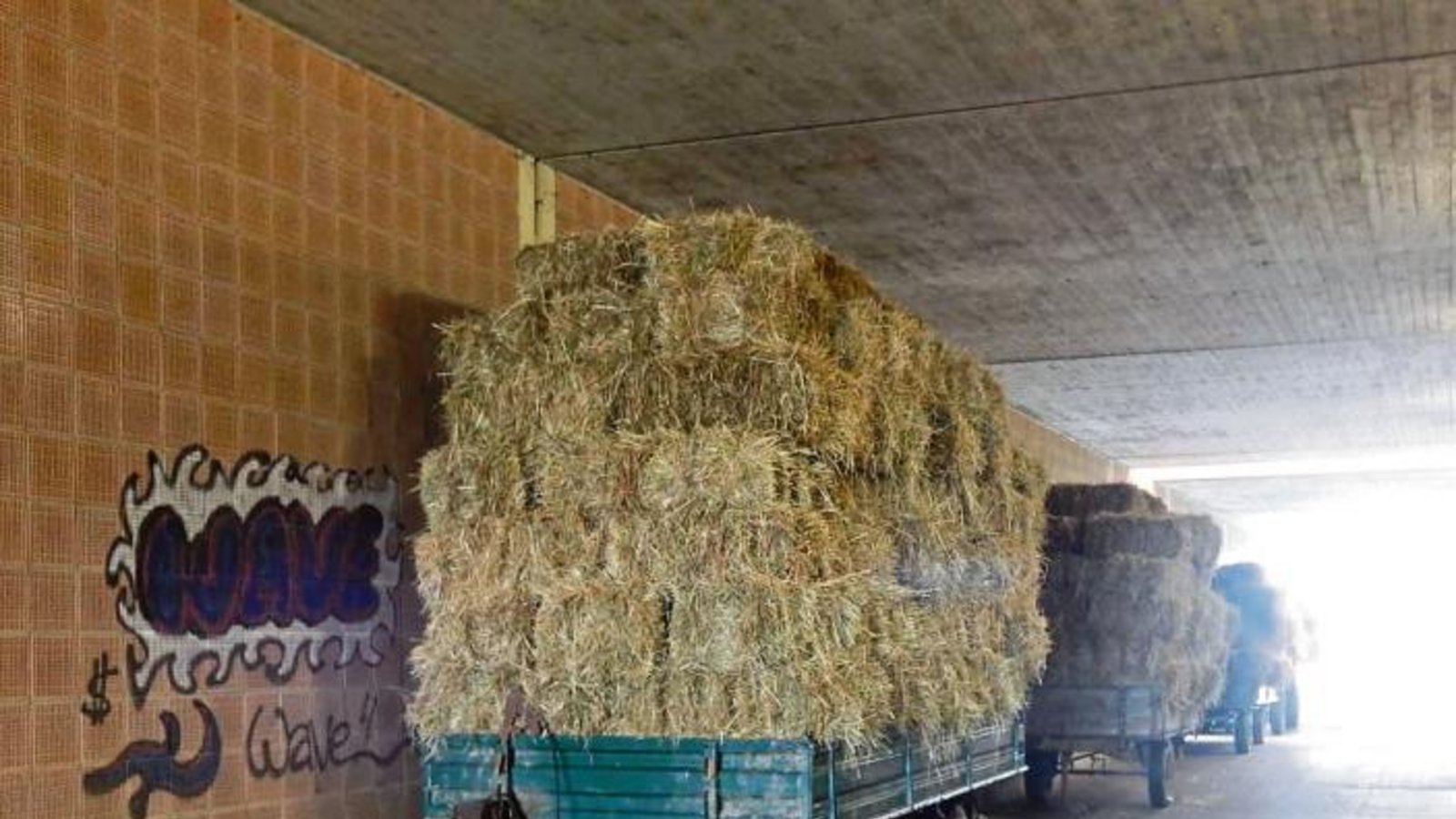 Unter den Gleisen des Vaihinger Bahnhofs: Ein trockener Abstellplatz fürs Stroh als Zwischenlager. Foto: Arning Unter den Gleisen des Vaihinger Bahnhofs: Ein trockener Abstellplatz fürs Stroh als Zwischenlager. Foto: Arning