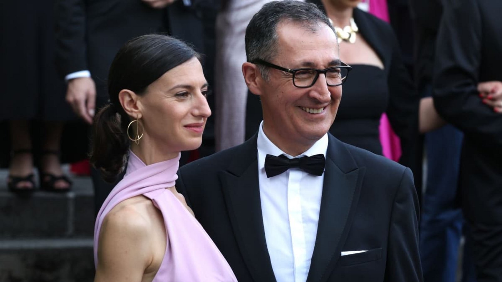 Flavia Zaka, hier im Juli bei der Eröffnung der Richard-Wagner-Festspiele an der Seite ihres Ehemanns Cem Özdemir, hat einen neuen Teilzeit-Job.Karl-Josef Hildenbrand/dpa Flavia Zaka, hier im Juli bei der Eröffnung der Richard-Wagner-Festspiele an der Seite ihres Ehemanns Cem Özdemir, hat einen neuen Teilzeit-Job.Karl-Josef Hildenbrand/dpa