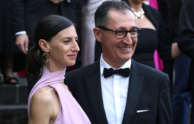 Flavia Zaka, hier im Juli bei der&nbsp;Eröffnung der Richard-Wagner-Festspiele an der Seite ihres Ehemanns Cem Özdemir, hat einen neuen Teilzeit-Job.<span class='image-autor'>Karl-Josef Hildenbrand/dpa</span>