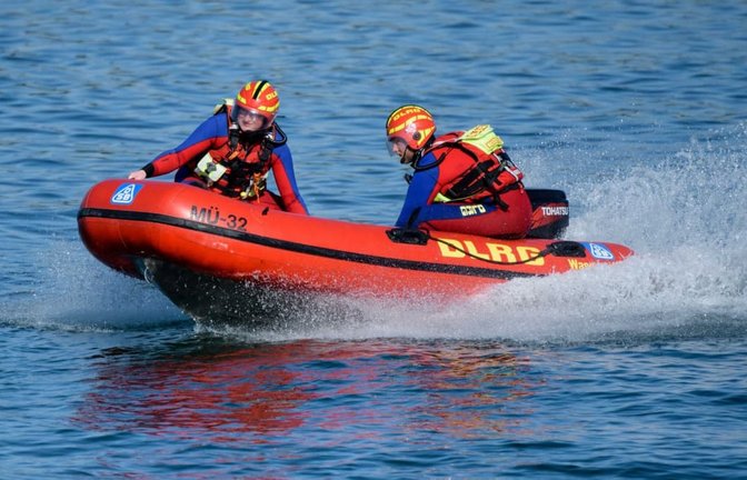 Wasserretter der Deutschen Lebens-Rettungs-Gesellschaft (DLRG) fahren in einem Schnellboot über den Chiemsee.<span class='image-autor'>Matthias Balk/dpa</span>