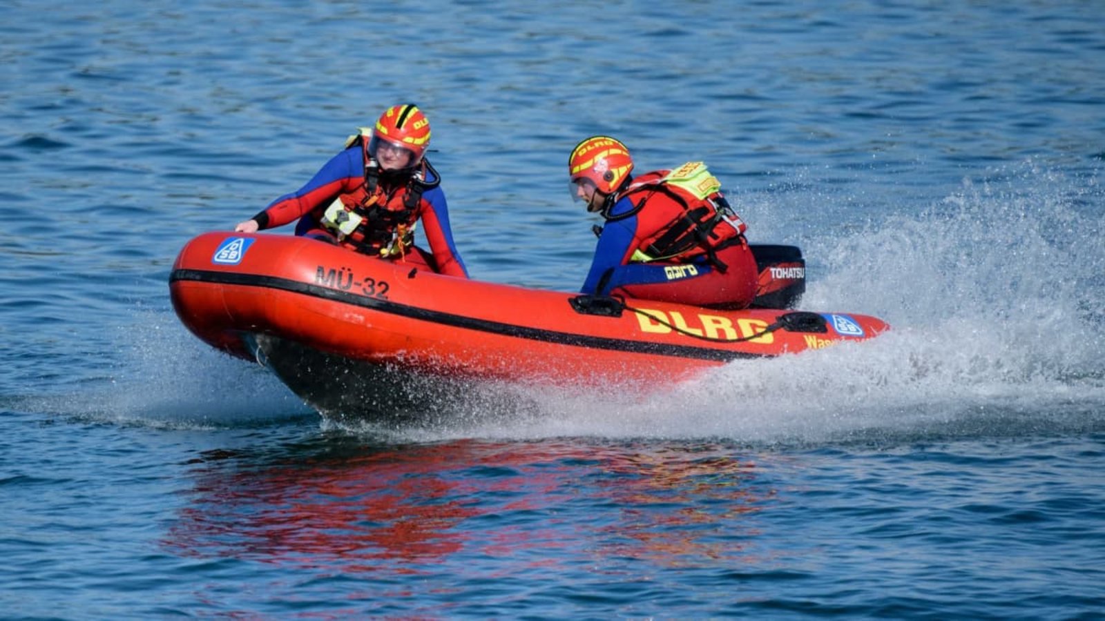 Wasserretter der Deutschen Lebens-Rettungs-Gesellschaft (DLRG) fahren in einem Schnellboot über den Chiemsee.Matthias Balk/dpa