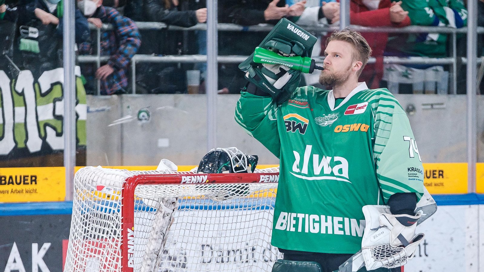Den Schluck aus der Pulle hat sich Sami Aittokallio verdient. Der Steelers-Goalie war einer der besten in der DEL. Foto: Eibner Den Schluck aus der Pulle hat sich Sami Aittokallio verdient. Der Steelers-Goalie war einer der besten in der DEL. Foto: Eibner