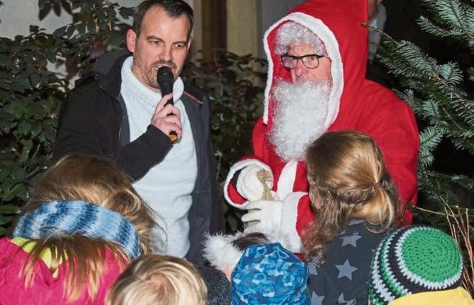 Der Nikolaus besuchte die Kinder beim Adventssamstag in Häfnerhaslach. Foto: Lorch