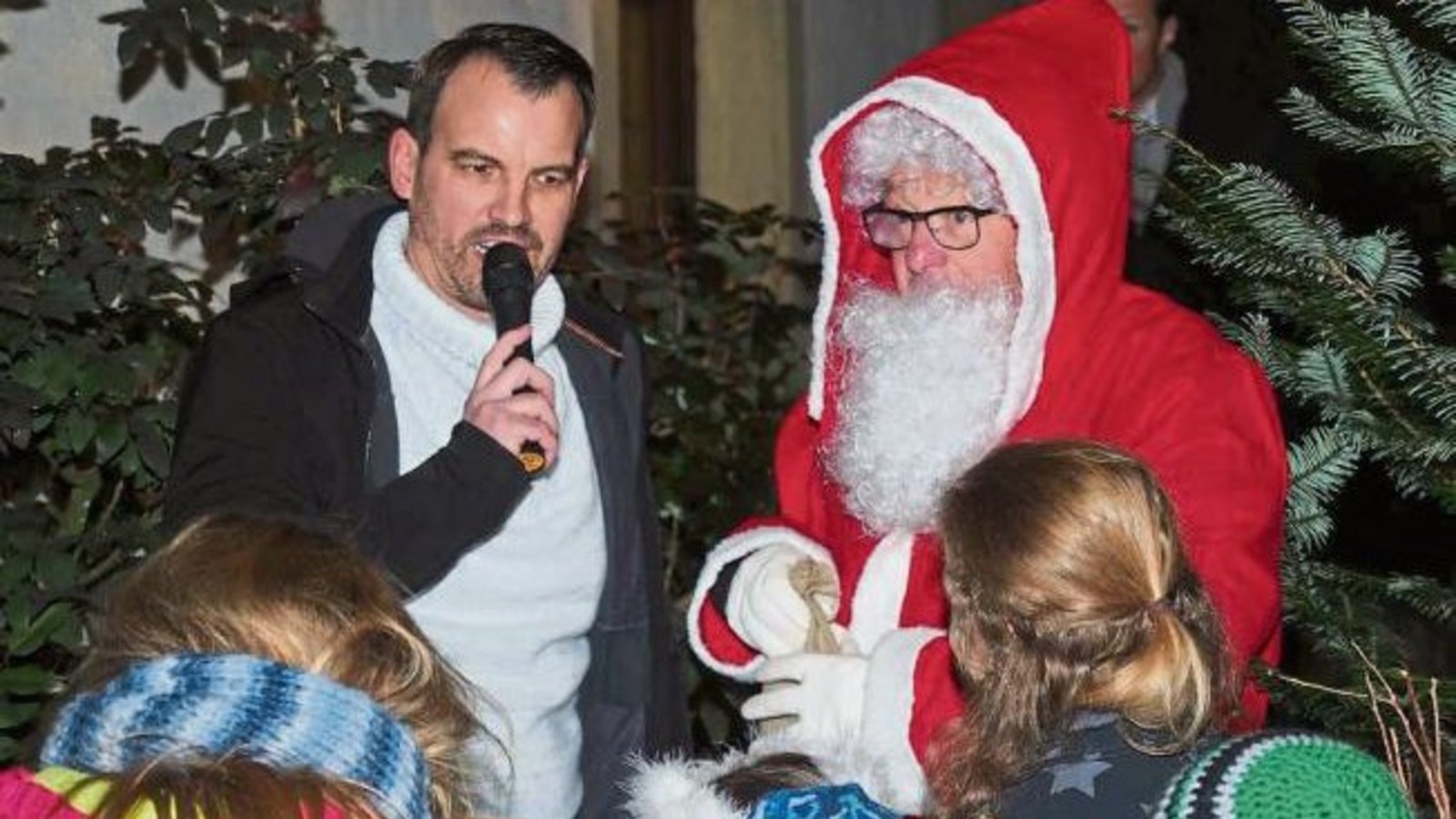 Der Nikolaus besuchte die Kinder beim Adventssamstag in Häfnerhaslach. Foto: Lorch