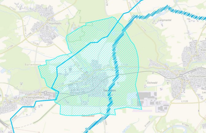 Die blau straffierte Linie zeigt den geplanten Verlauf der Stromtrasse bei Sersheim. Die dünne blaue Linie links davon begrenzt den Korridor, innerhalb dessen die Trasse verlaufen soll.  Grafik: Transnet