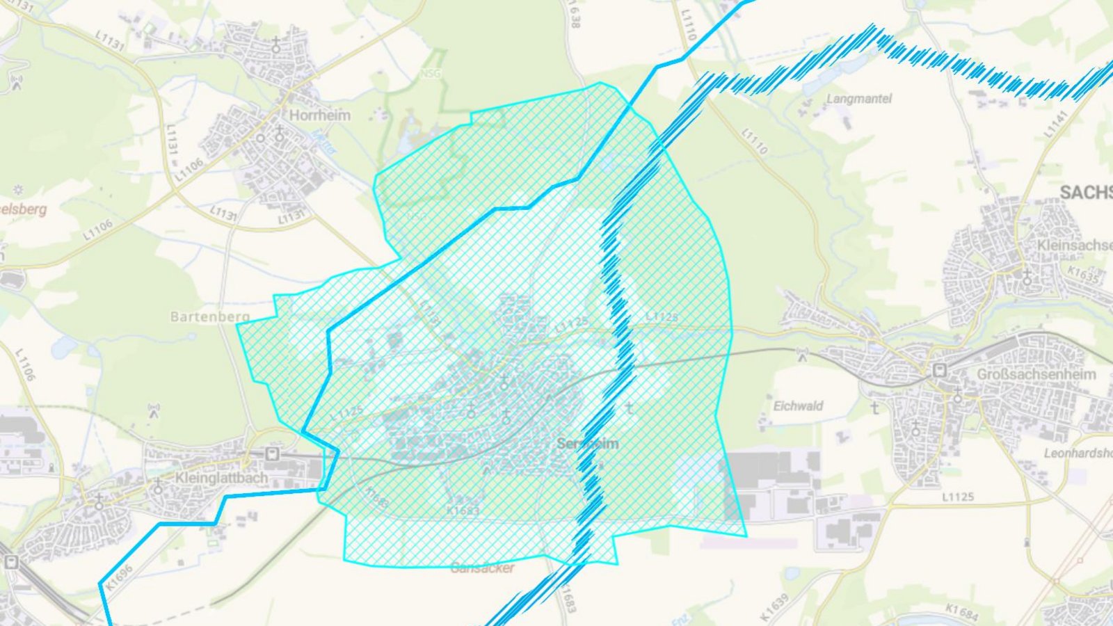 Die blau straffierte Linie zeigt den geplanten Verlauf der Stromtrasse bei Sersheim. Die dünne blaue Linie links davon begrenzt den Korridor, innerhalb dessen die Trasse verlaufen soll. Grafik: Transnet Die blau straffierte Linie zeigt den geplanten Verlauf der Stromtrasse bei Sersheim. Die dünne blaue Linie links davon begrenzt den Korridor, innerhalb dessen die Trasse verlaufen soll. Grafik: Transnet
