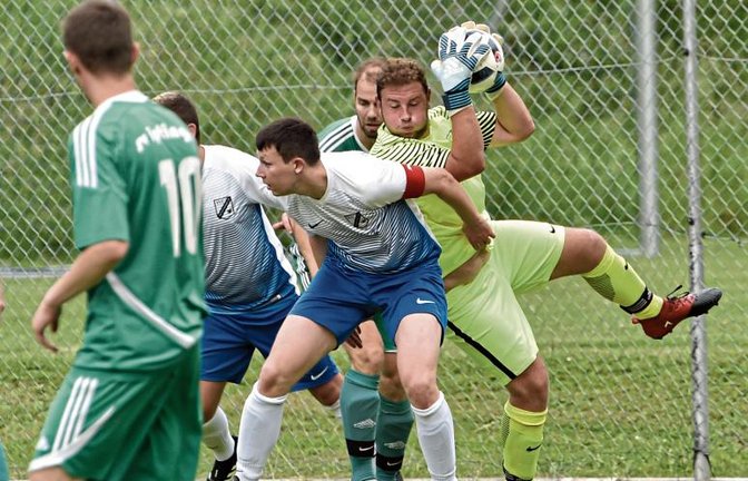 Häfnerhaslachs Torwart Maximilian Stuber hat den Ball sicher vor seinem Mannschaftskapitän, Innenverteidiger Dennis Toetz, und Iptingens Christoph Glashauser. Foto: Leitner