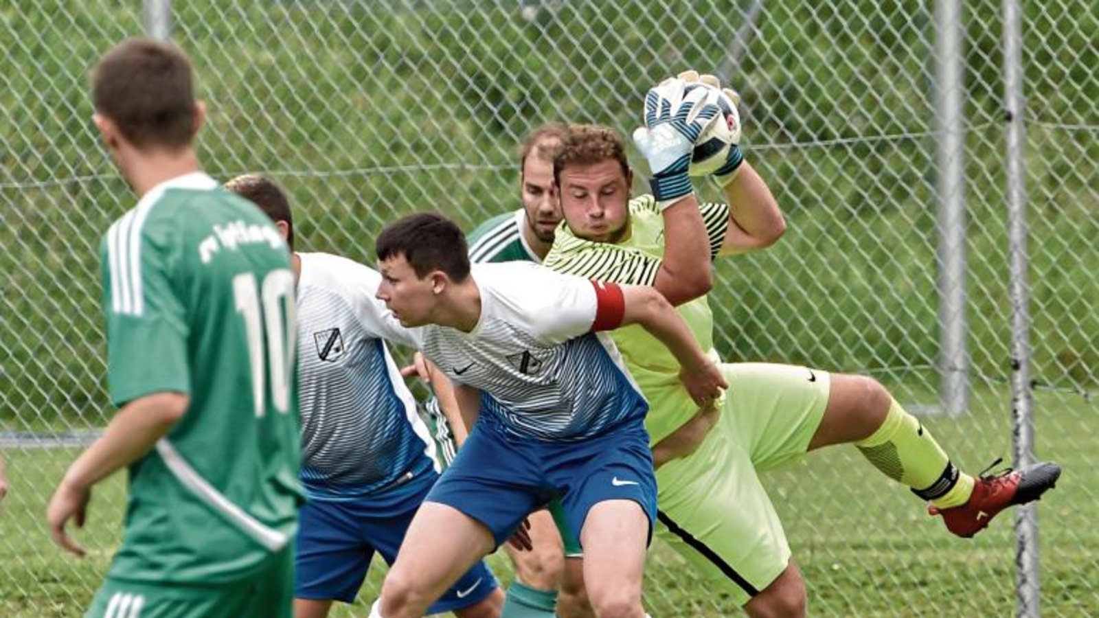 Häfnerhaslachs Torwart Maximilian Stuber hat den Ball sicher vor seinem Mannschaftskapitän, Innenverteidiger Dennis Toetz, und Iptingens Christoph Glashauser. Foto: Leitner Häfnerhaslachs Torwart Maximilian Stuber hat den Ball sicher vor seinem Mannschaftskapitän, Innenverteidiger Dennis Toetz, und Iptingens Christoph Glashauser. Foto: Leitner