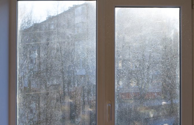 Warten Sie mit dem Fenster putzen, bis der Saharastaub sich verzogen hat.<span class='image-autor'>Foto: osobystist / shutterstock.com</span>