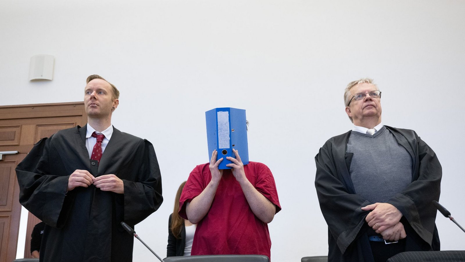 Der Angeklagte im Prozess um den Mord an der 14-jährigen Ayleen verbirgt sein Gesicht hinter einem Aktenordner.Foto: dpa/Boris Roessler Der Angeklagte im Prozess um den Mord an der 14-jährigen Ayleen verbirgt sein Gesicht hinter einem Aktenordner.Foto: dpa/Boris Roessler