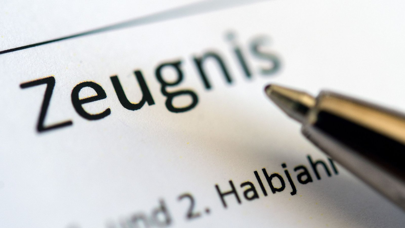 Das Zeugnis bildet den Leistungsstand fürs ganze Jahr ab.Foto: dpa/Sebastian Gollnow