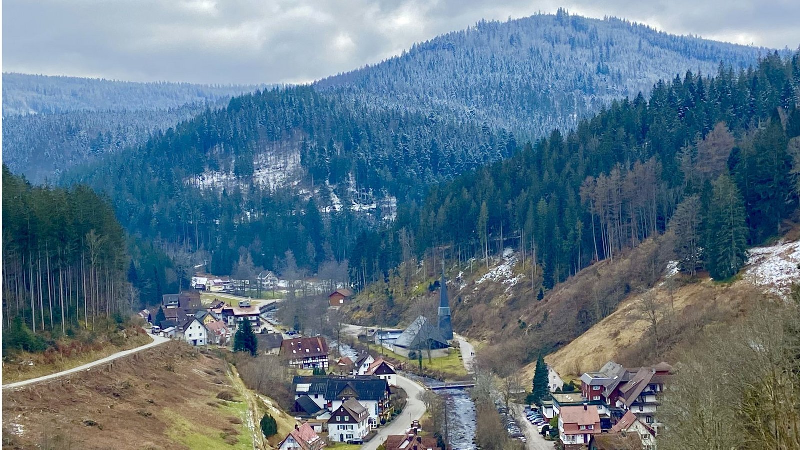 Schönmünzach grenzt schon heute an den Nationalpark, künftig wird alles westlich des Ortes (Blickrichtung des Bildes) dazu gehören.Foto: Faltin Schönmünzach grenzt schon heute an den Nationalpark, künftig wird alles westlich des Ortes (Blickrichtung des Bildes) dazu gehören.Foto: Faltin