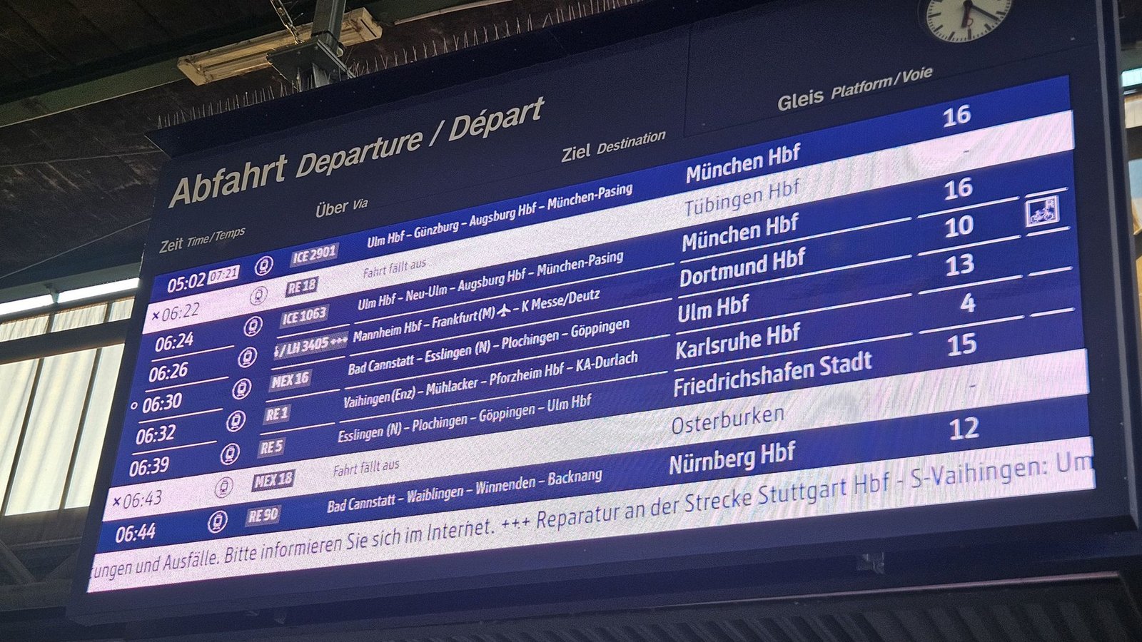 Am Morgen rollt der Zugverkehr am Stuttgarter Hauptbahnhof wieder.Foto: Andreas Rosar / Fotoagentur-Stuttgart