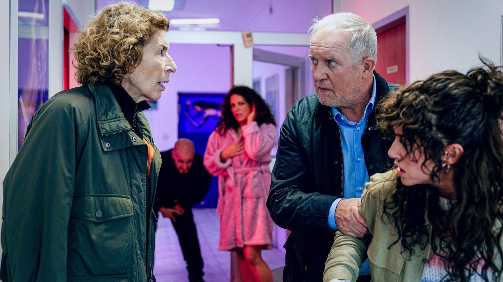 Bibi Fellner (Adele Neuhauser, li.), Ramona (Claudia Kottal), Moritz Eisner (Harald Krassnitzer) und Linda Filipovic (Gabriela García-Vargas, re.)Foto: ORF/Petro Domenigg Bibi Fellner (Adele Neuhauser, li.), Ramona (Claudia Kottal), Moritz Eisner (Harald Krassnitzer) und Linda Filipovic (Gabriela García-Vargas, re.)Foto: ORF/Petro Domenigg