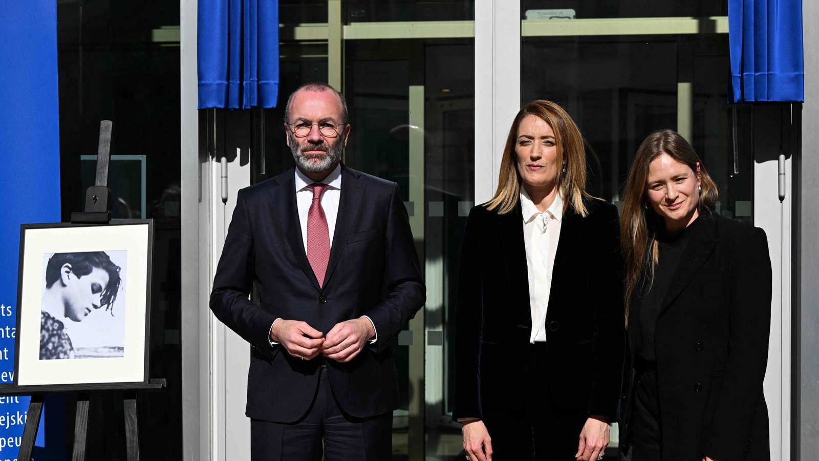 EVP-Vorsitzender Manfred Weber, Parlamentspräsidentin Roberta Metsola und Schauspielerin Julia Jentsch (von links) bei der Zeremonie zu Ehren Sophie Scholls in BrüsselFoto: AFP/JOHN THYS
